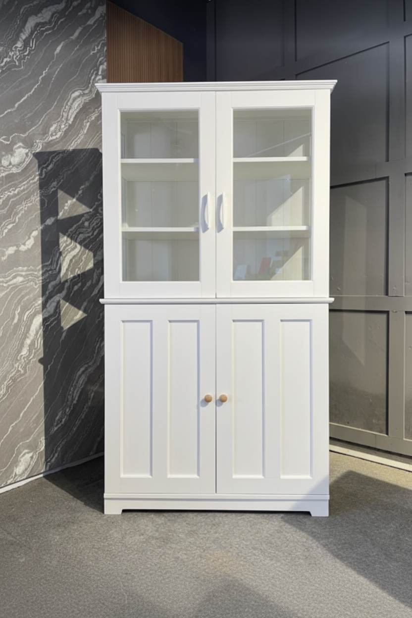 Display cabinet in white finish - closed doors